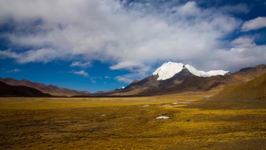 西藏拉萨雪山喜马拉雅山脉日照金山无人区