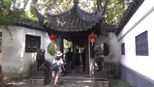 上海豫园中的一对铜狮子