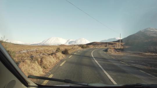 孤独的汽车行驶在爱尔兰的山区
