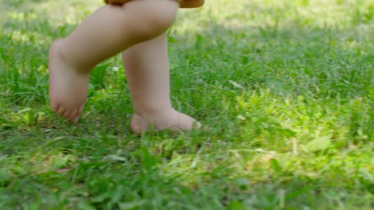 婴儿光脚在草地上学走路！