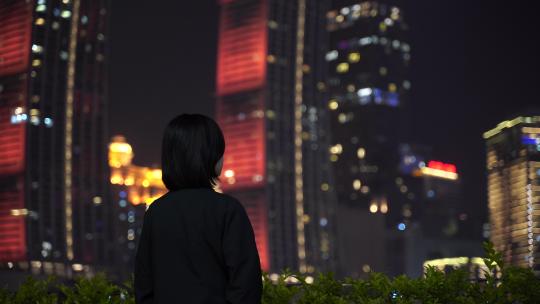 女性青年看城市夜景孤独伤感都市美女看风景