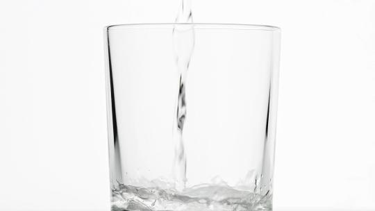 将水倒入玻璃杯中