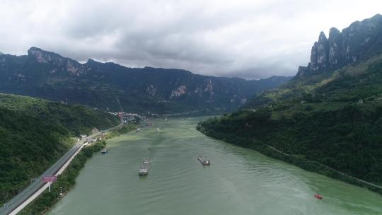 宜昌长江三峡货运船航拍视频素材模板下载