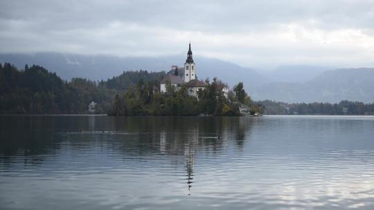 斯洛文尼亚朱利安阿尔卑斯山布莱德湖的彩色日出景观