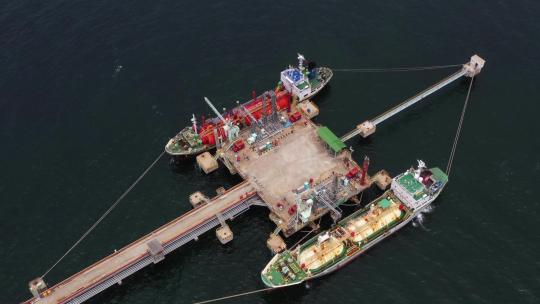 航拍海上石油开采油轮视频素材模板下载