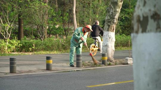 4K环卫工人打扫道路清洁劳动工人实拍视频