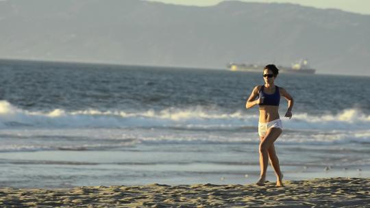 在沙滩上奔跑的女人