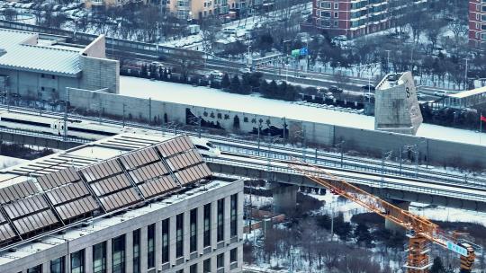 辽宁沈阳冬季雪天高铁行驶在市区航拍