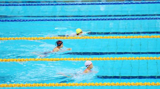 实拍水立方国家游泳中心女子蛙泳比赛的女孩视频素材模板下载