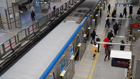 北京西二旗地铁站到站人流乘客出站俯拍