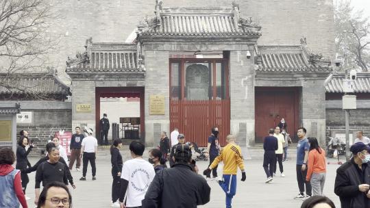 北京鼓楼广场群众踢毽子活动视频素材模板下载