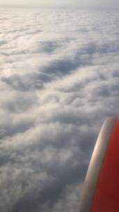 从云上飞行的飞机拍摄天空