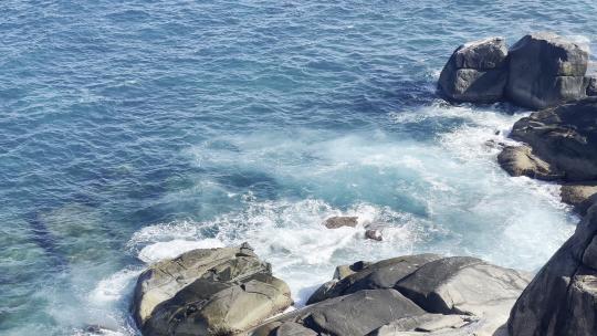 海浪拍打岩石