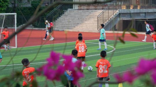 校园操场小学生踢足球