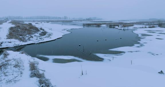 航拍冬季即将封冻的湿地沼泽