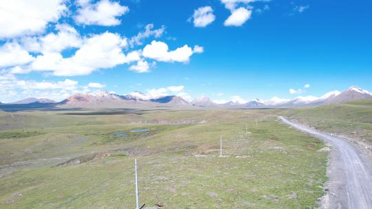 自驾西藏 航拍环绕蓝天白云草地群山 原片高清在线视频素材下载