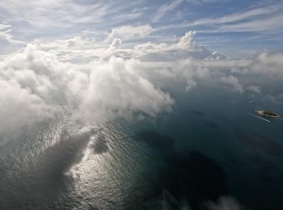 檀悦都喜天丽酒店fpv穿越机航拍海边穿云层
