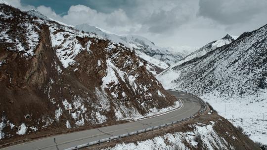 西藏旅游风光317国道蜿蜒公路雪山