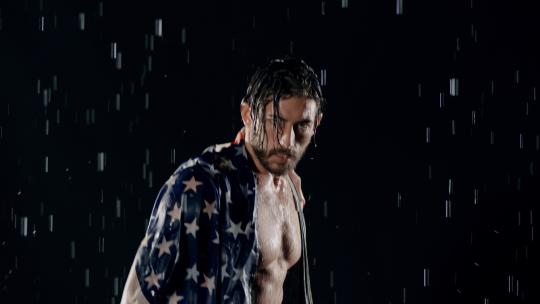 雨中带着美国国旗的胜利者视频素材模板下载