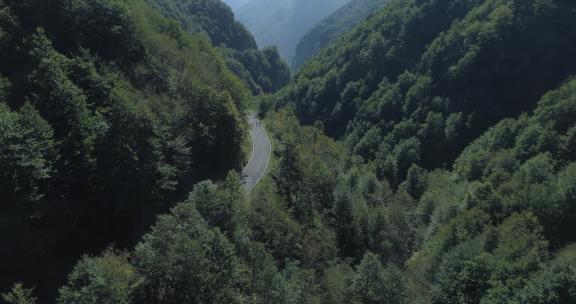 意大利阿尔卑斯山山路上的自行车手