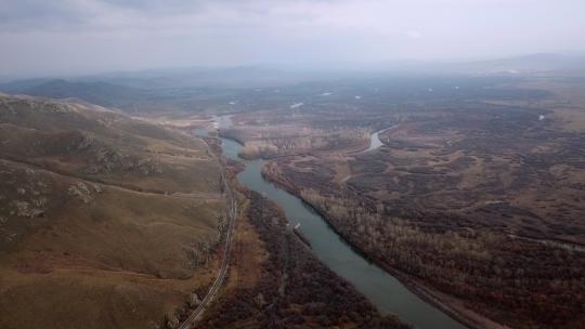 航拍内蒙古根河和额尔古纳河流秋季秋天景色