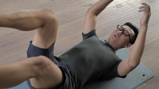 男子在健身房进行热身运动。视频素材模板下载