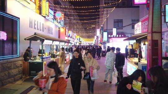 商业街人山人海-青岛台东步行街视频素材模板下载