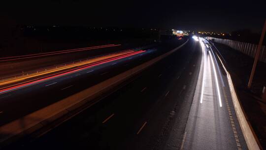 夜间在高速公路上车流
