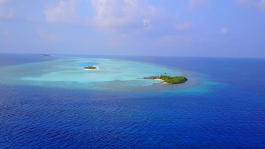 航拍蓝色的海洋和海上岛屿