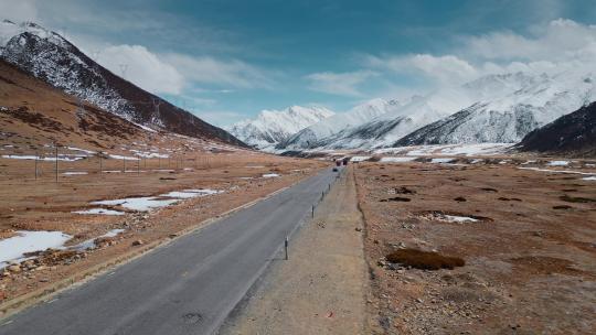 西藏旅游风光318国道宽阔雪山牧场