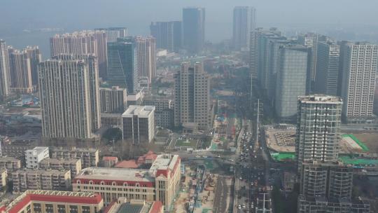 航拍早晨雾霾中的城市高楼和繁忙的公路