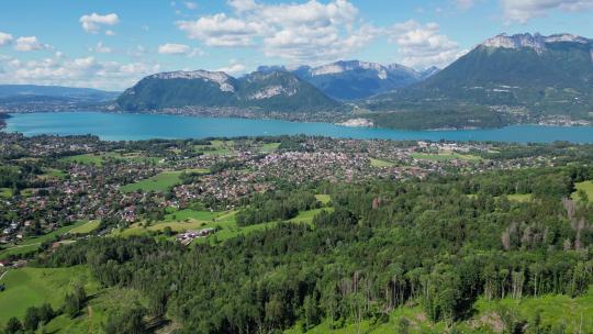 法国阿尔卑斯山阿纳西湖和山村全景景观-天线