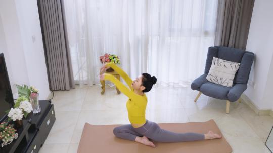 女人客厅练瑜伽锻炼身体健康生活瘦身塑形