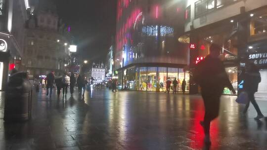 晚上在伦敦购物中心街上行走的人们