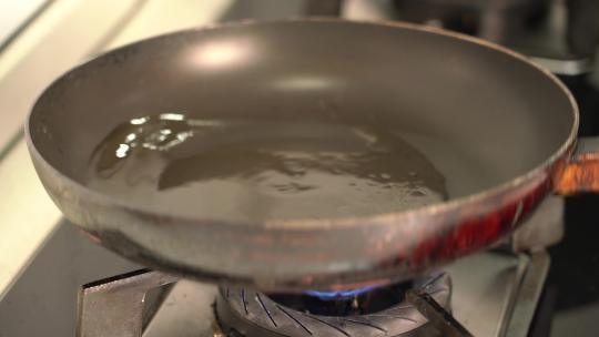4K热锅热油里打入鸡蛋煎蛋实拍视频