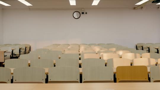 现代教室桌子光影