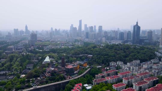4k 航拍南京明城墙边的鸡鸣寺古建筑