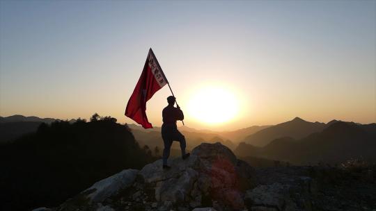 中国工农红军挥舞军旗冲锋号集结号胜利号角