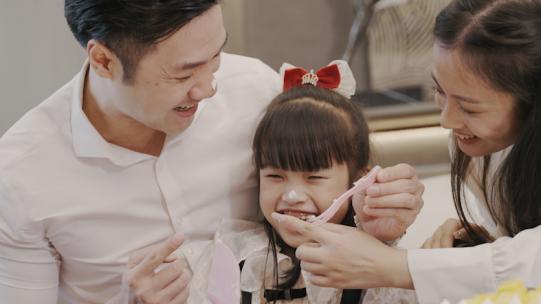 一家人温馨吃蛋糕