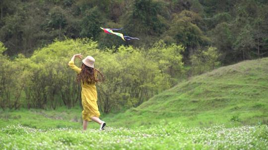 4K唯美花丛中美女奔跑放风筝升格视频
