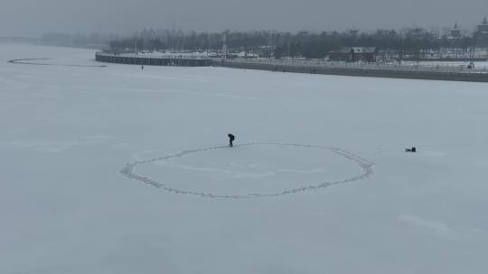 吉林延边珲春市市民在冬季结冰河流上溜冰