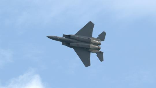 稳定：新加坡航展F-15战斗机飞行表演视频素材模板下载