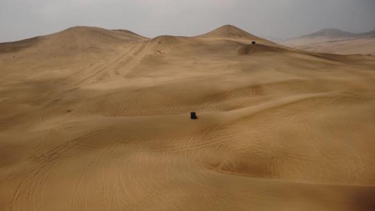 航拍沙漠中的越野卡车视频素材模板下载