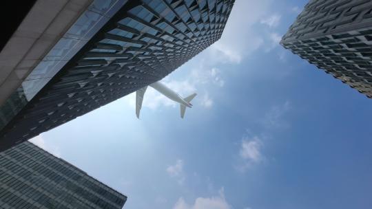 飞机在摩天大楼大厦上空飞行
