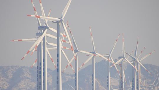 山东荣成港西环海公路上的风力发电机群长焦视频素材模板下载