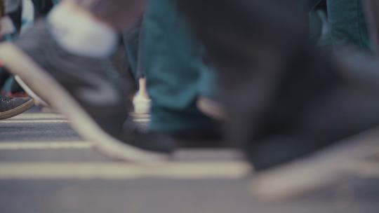 人群匆忙的脚步