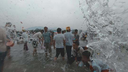 云南德宏傣族泼水节主观视角狂欢游客