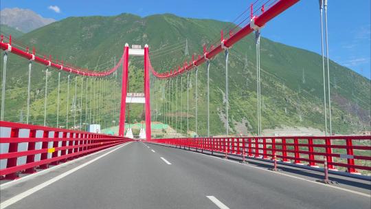 川藏线自驾游驾驶员视角通过大渡河大桥