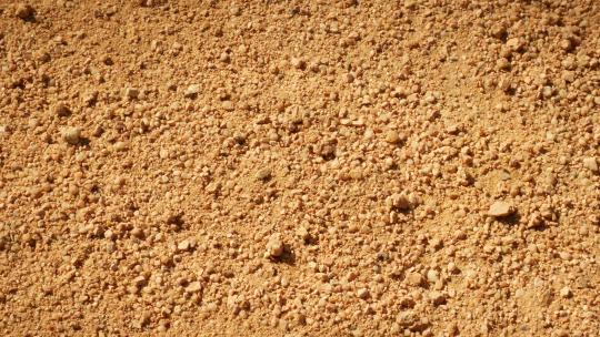 比特币掩埋在沙地中视频素材模板下载