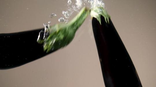 茄子掉落水中慢镜头